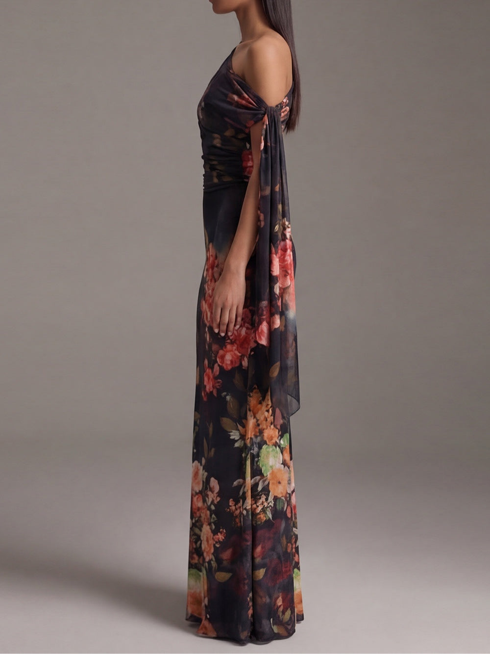 Robe Longue Noire Asymétrique à Une Épaule Imprimée Plissée en Mousseline