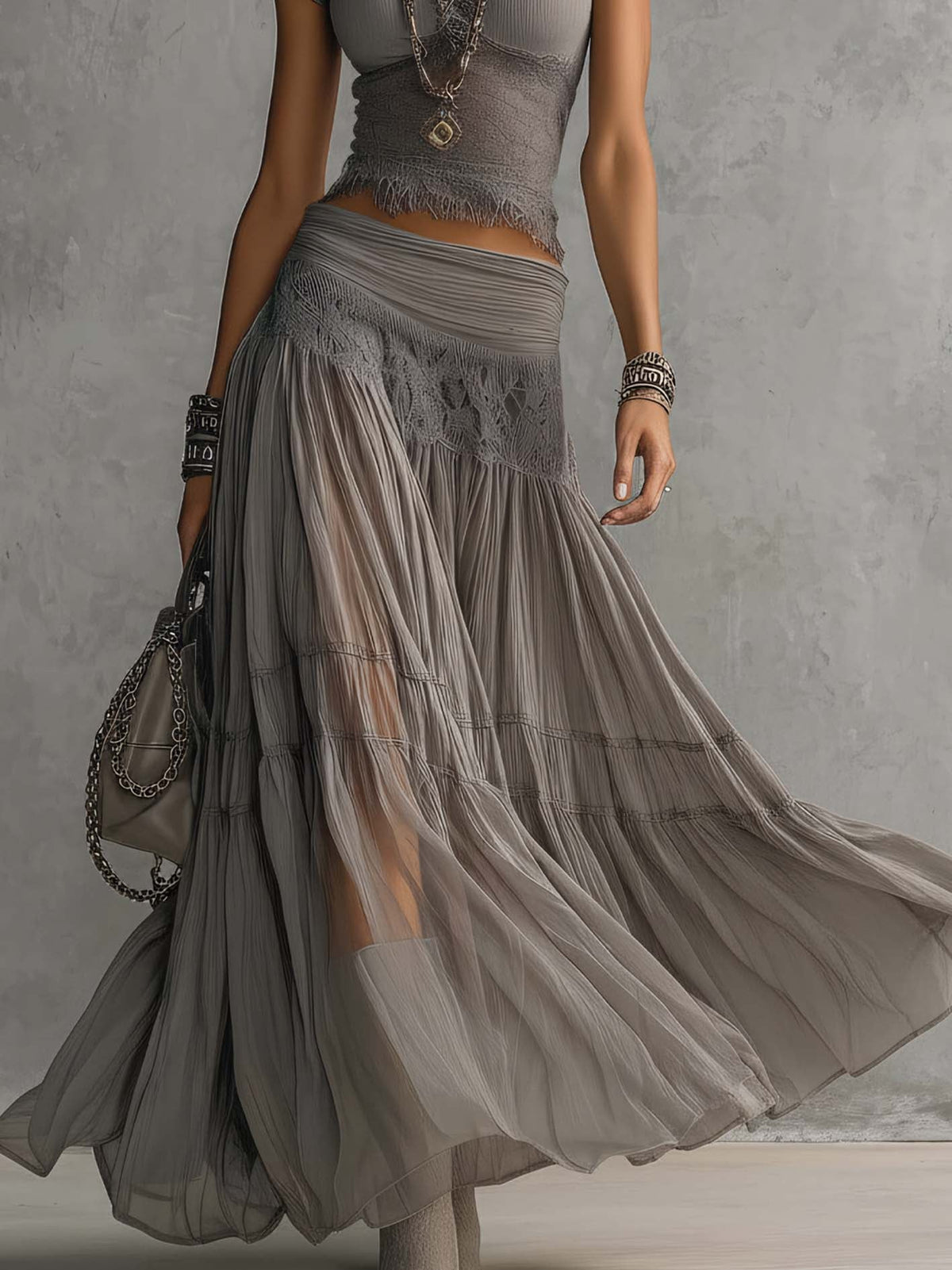 Ensemble Gris avec Top en Dentelle Semi-Transparente et Jupe Maxi Plissée