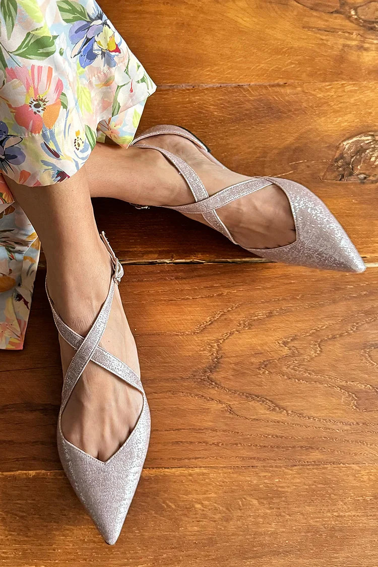Ballerines Argentées Pailletées à Bout Pointu et Bride Croisée à la Cheville avec Boucle.