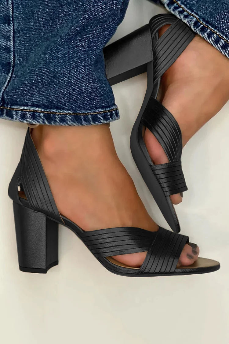 Chaussures à Talon Large Noires à Découpes Texturées et Bout Ouvert.