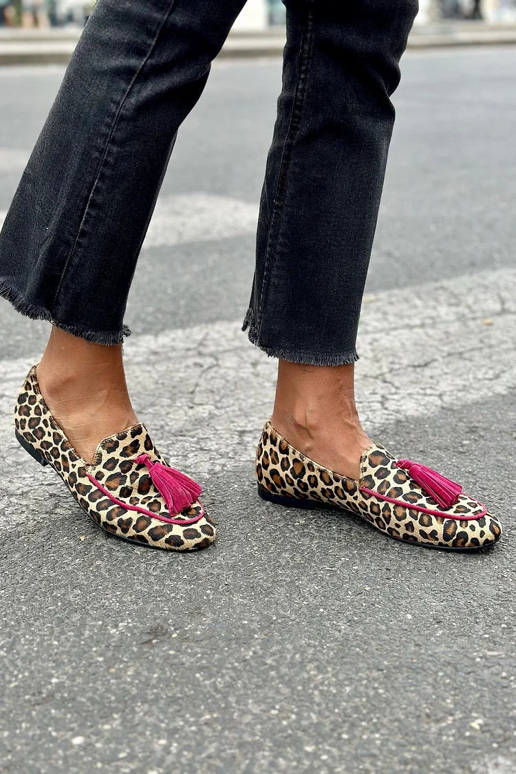mocassins slip-on à imprimé léopard, color block et pompons.