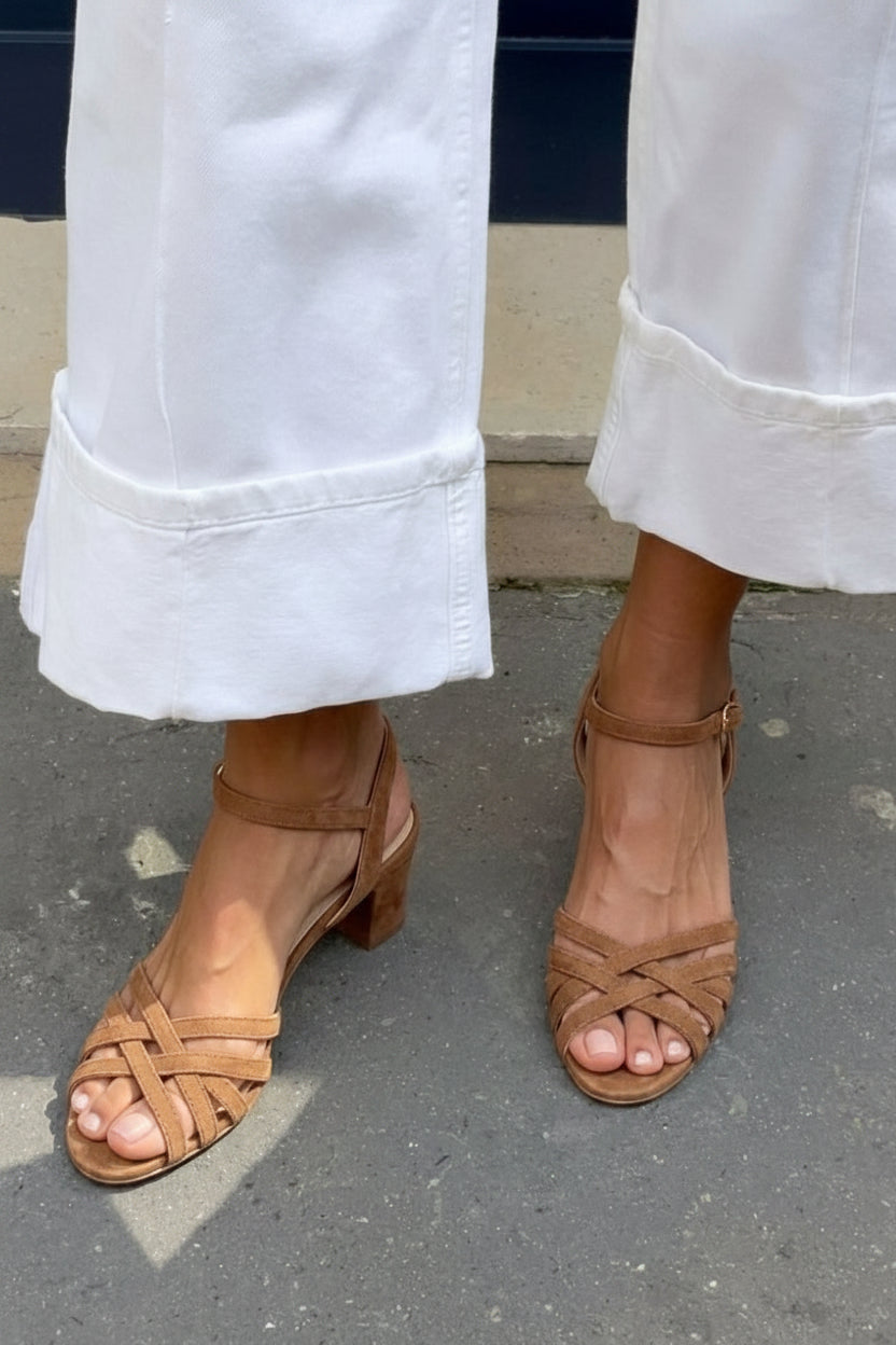 Sandales en suédine Camel avec boucle à la cheville et brides croisées