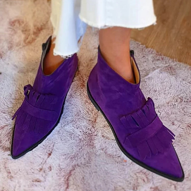 bottines plates en suédine violette à zip, pompons et bout effilé.