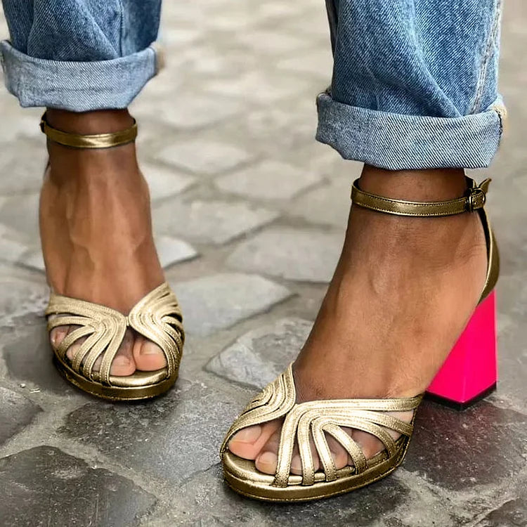 Sandales à talon large, découpes et bout ouvert avec bride cheville