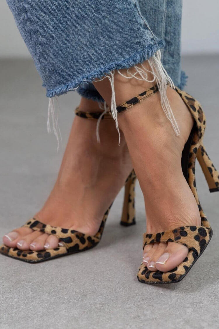 Sandales à Talon Haut Imprimé Léopard à Bout Ouvert.