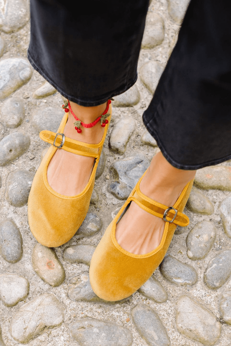 Ballerines en velours avec bride et boucle