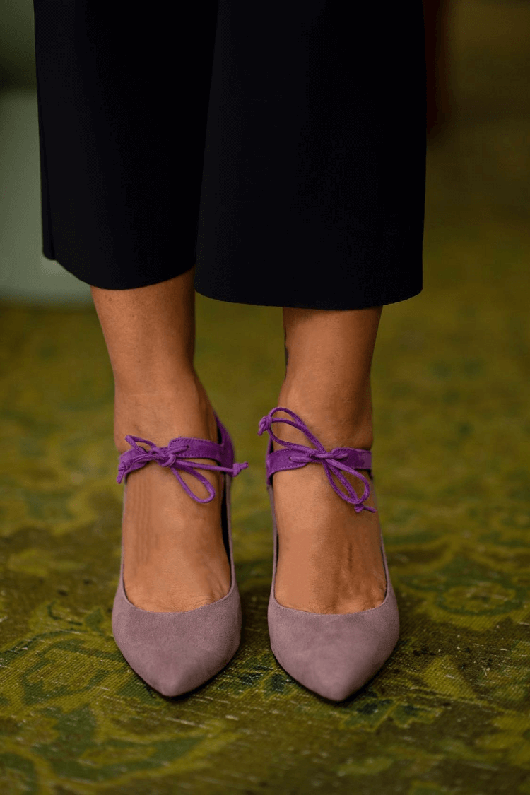 talons stiletto élégants violets à laçage.
