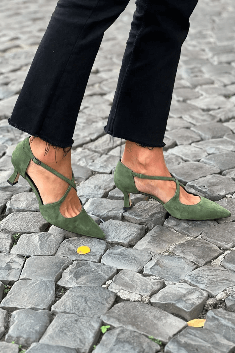 talons kitten en daim vert à bride croisée et bout effilé.