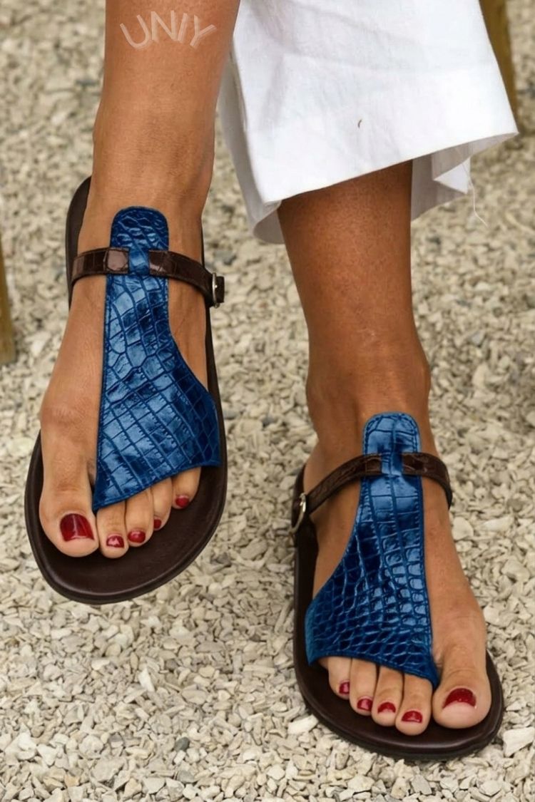 tongs effet croco en cuir avec bride et boucle sur le cou-de-pied.