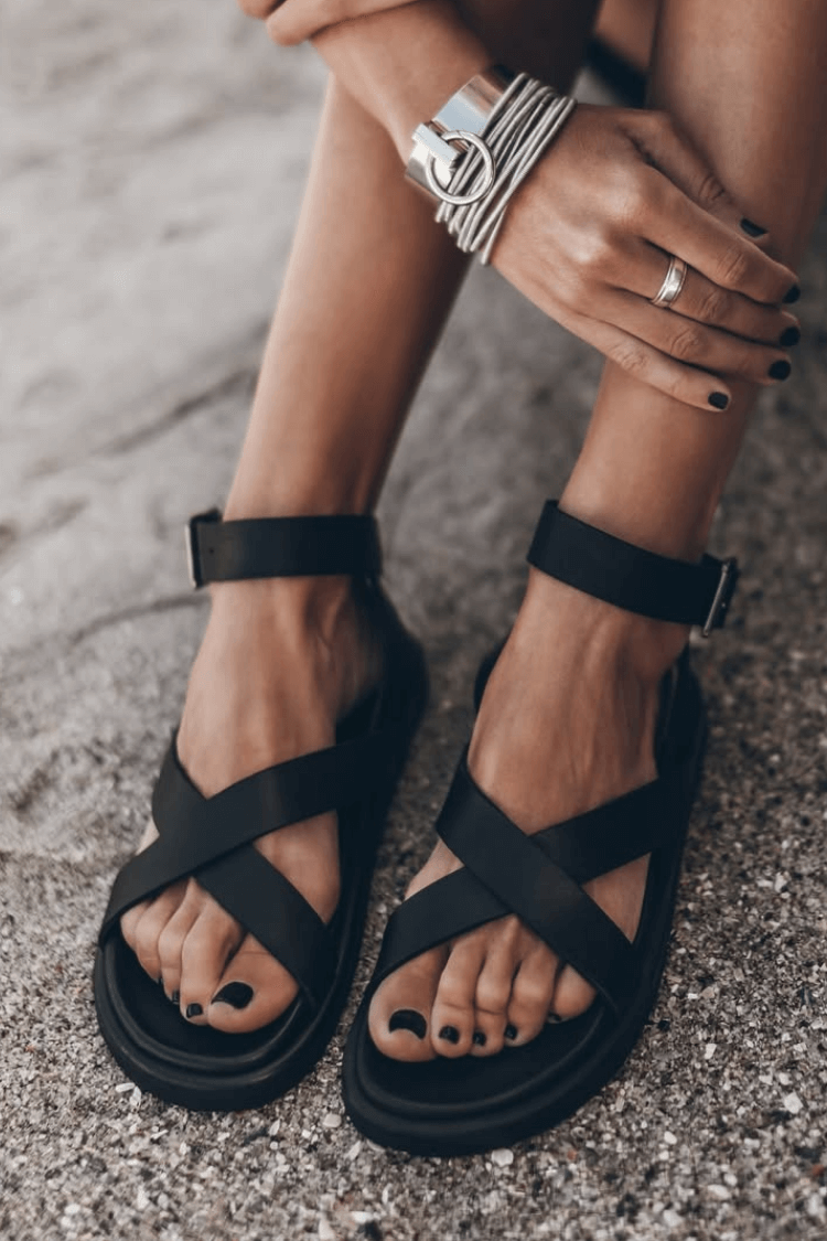 Sandales Noires Mates à Bout Ouvert et Brides Croisées à la Cheville.