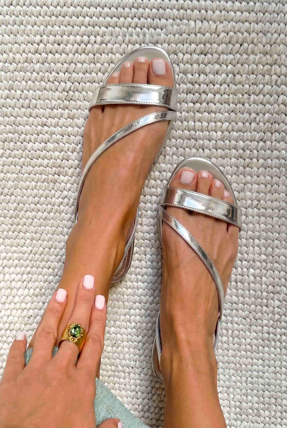 Sandales Plates Minimalistes Nude à Bride Asymétrique et Bout Ouvert.