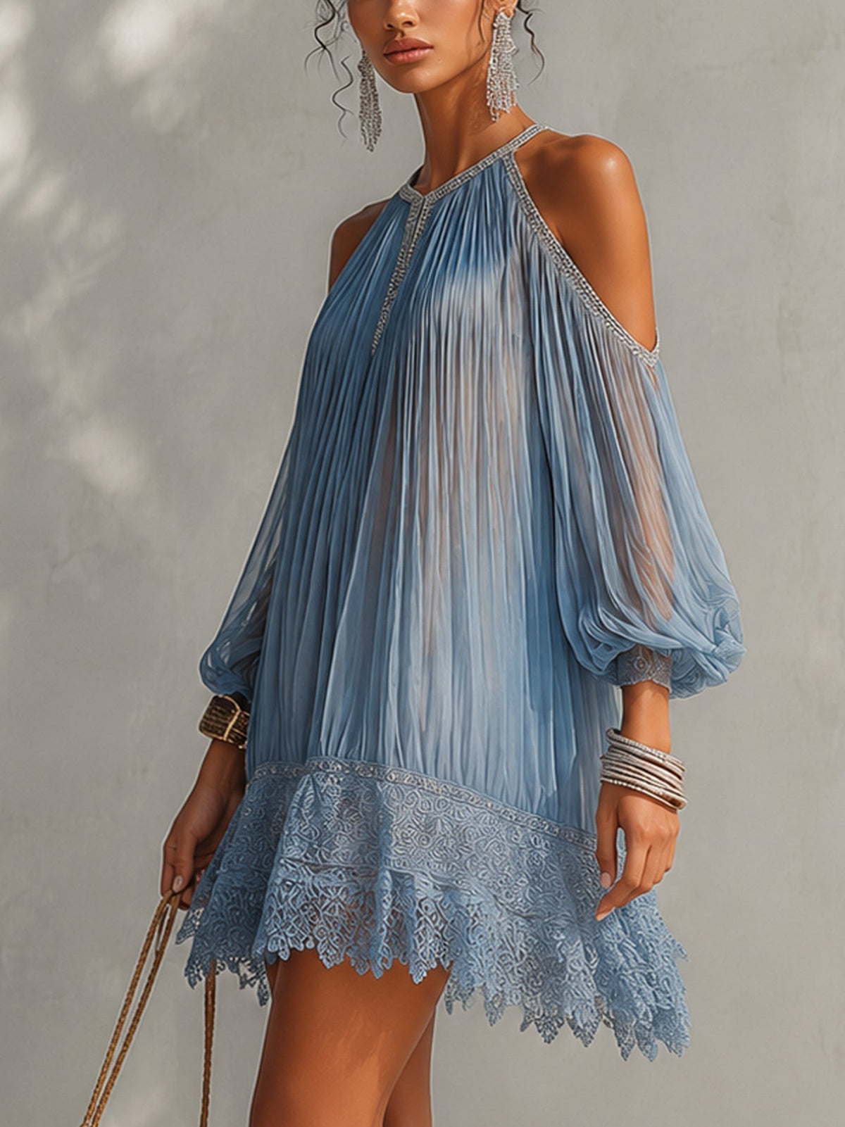 Séraphine | Mini Robe Bleue Froncée Épaules Dénudées à Ourlet en Dentelle