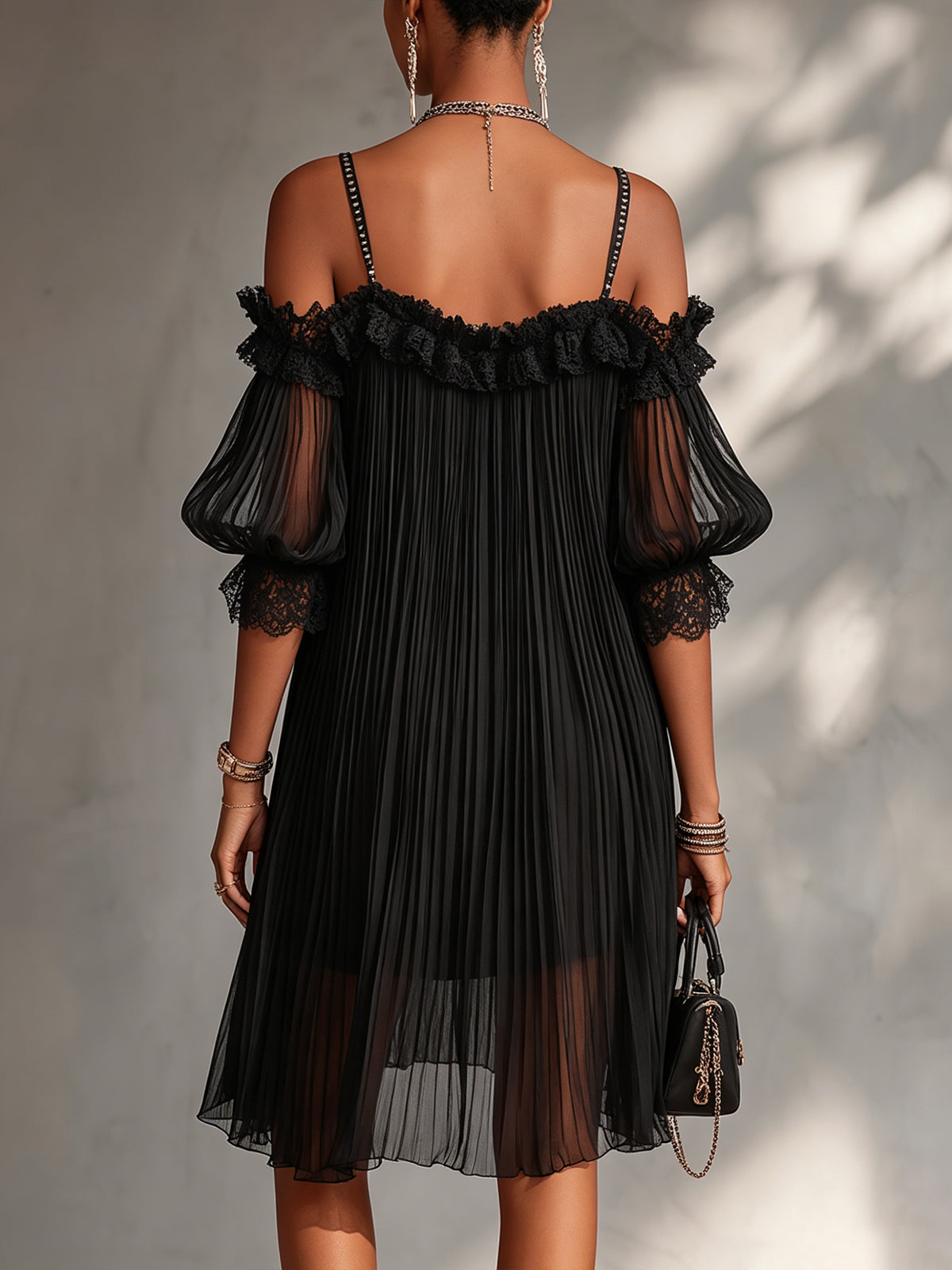 Camille | Mini Robe en Mousseline Noire Épaules Dénudées à Bordure en Dentelle