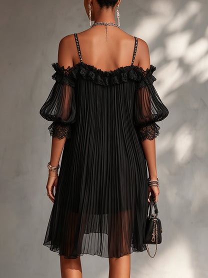 Camille | Mini Robe en Mousseline Noire Épaules Dénudées à Bordure en Dentelle
