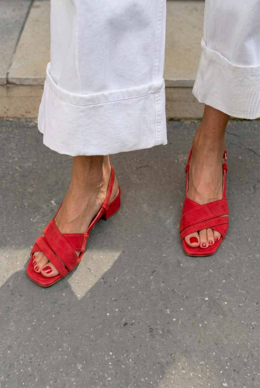 Sandales en Daim Rouge à Talon Large, Brides Croisées et Bout Carré.
