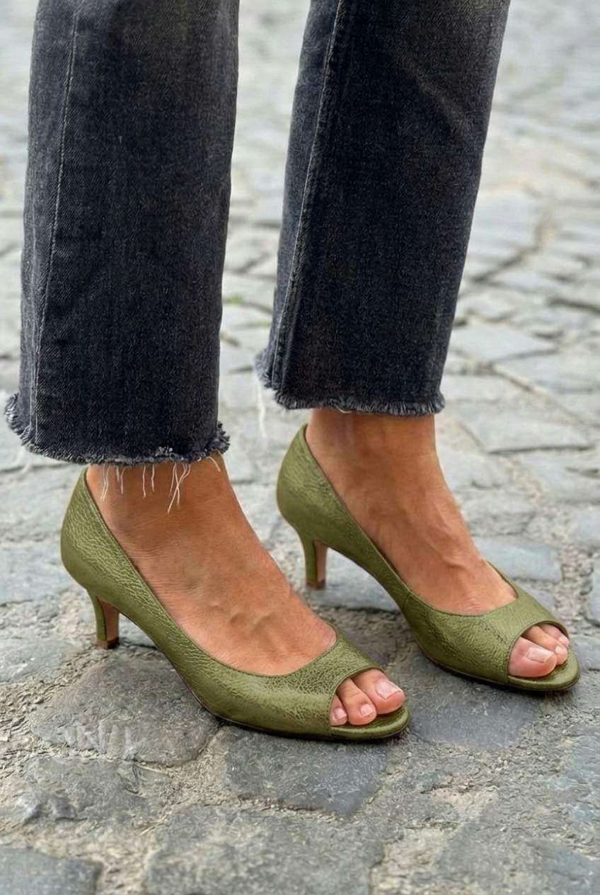 talons kitten chic métallisés or champagne à bout ouvert.