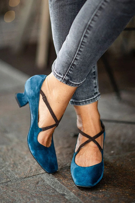 talons chunky bleus à bout carré et bride croisée color block.