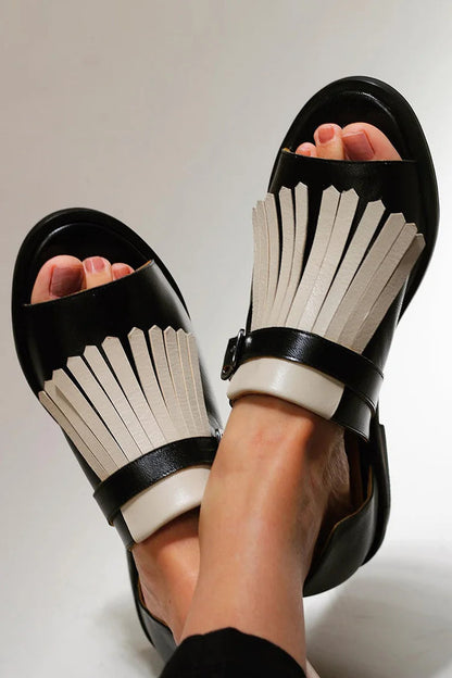 Sandales slip-on à bout rond ouvert contrastées avec franges