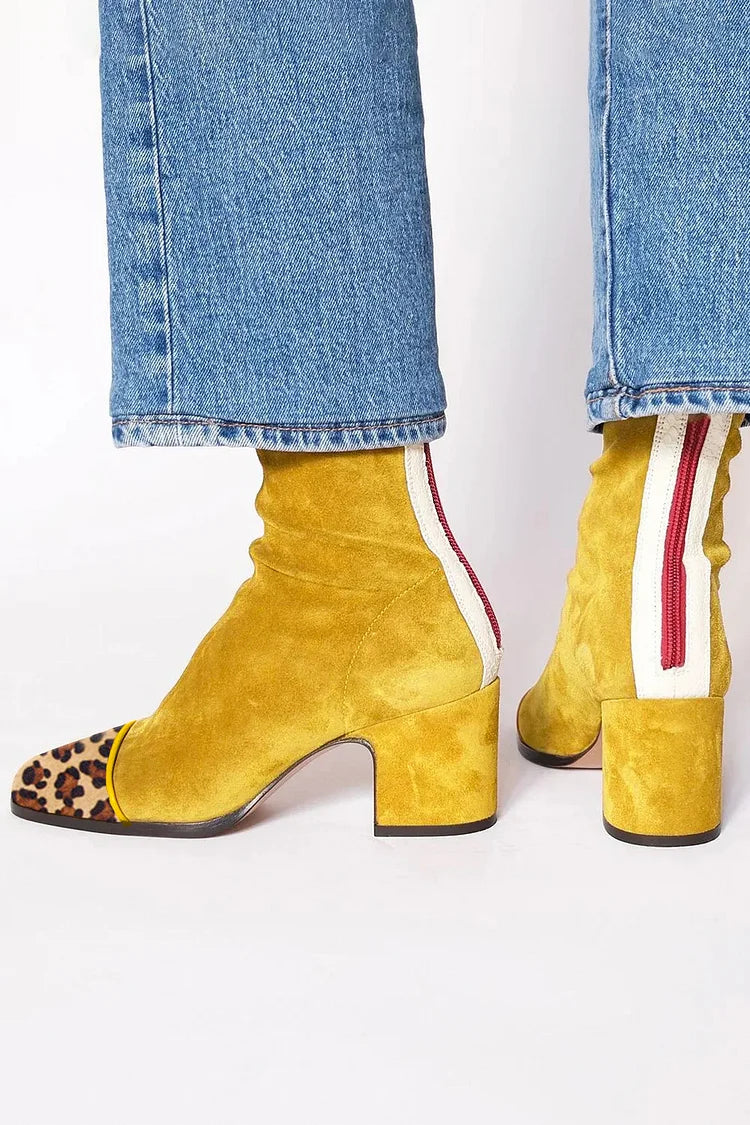 bottes à talon large jaunes à bout carré, imprimé léopard et patchwork.