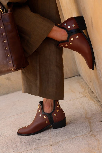 Daphné | Bottines Marron Foncé Pointues à Œillets