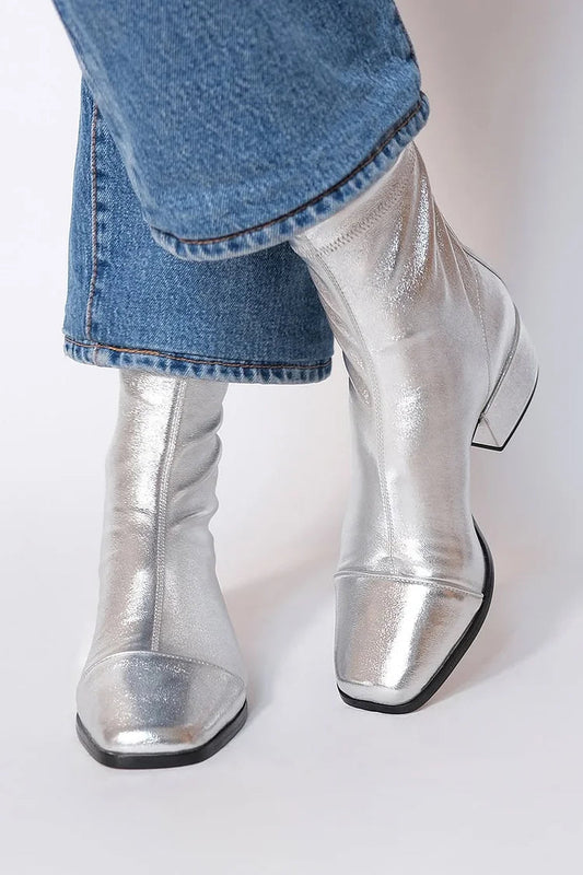 bottines argent métallisées à bout carré et petit talon.