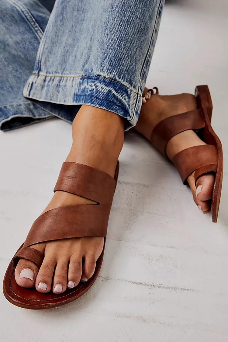 Sandales épurées asymétriques à découpes Marron avec anneau d'orteil