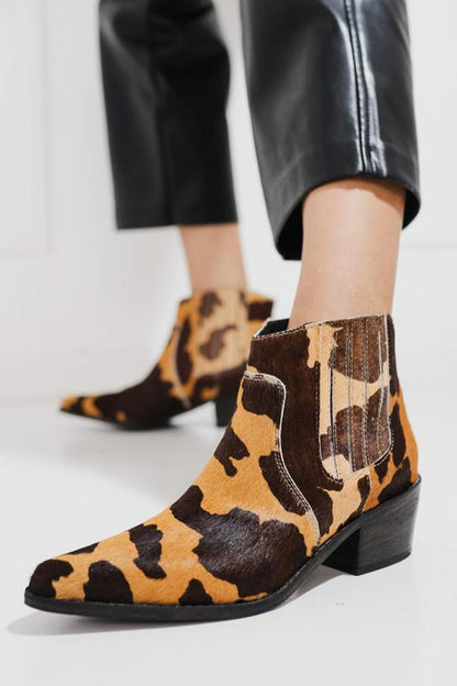 Arlette | Bottines Marron Pointues à Motif Vache et Talon Carré