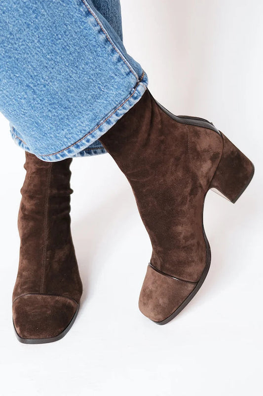 bottes à talon large marron foncé à bout carré.
