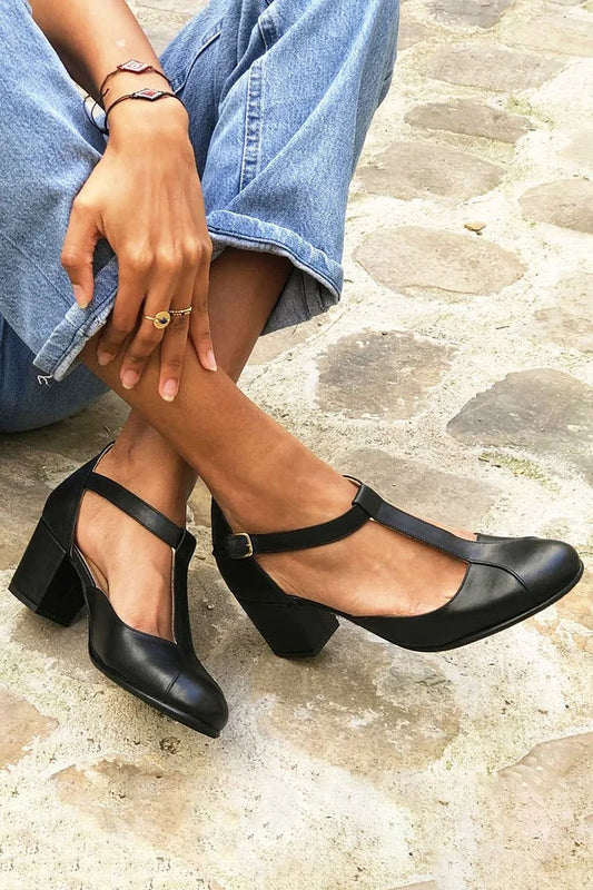 talons larges noirs à bride en T, boucle et patchwork.