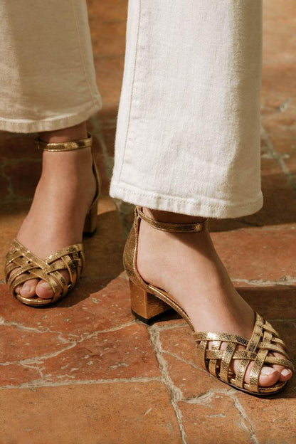 Talons larges peep toe tressés Or avec bride cheville et boucle