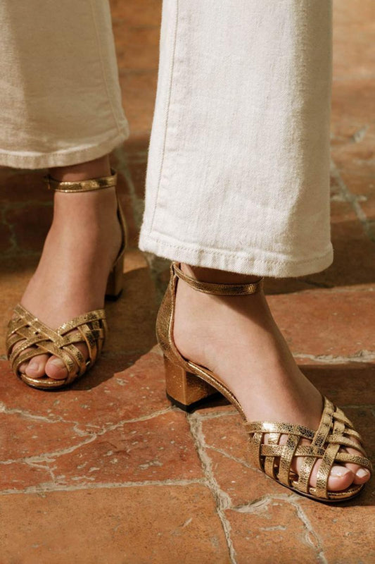 Talons larges peep toe tressés Or avec bride cheville et boucle