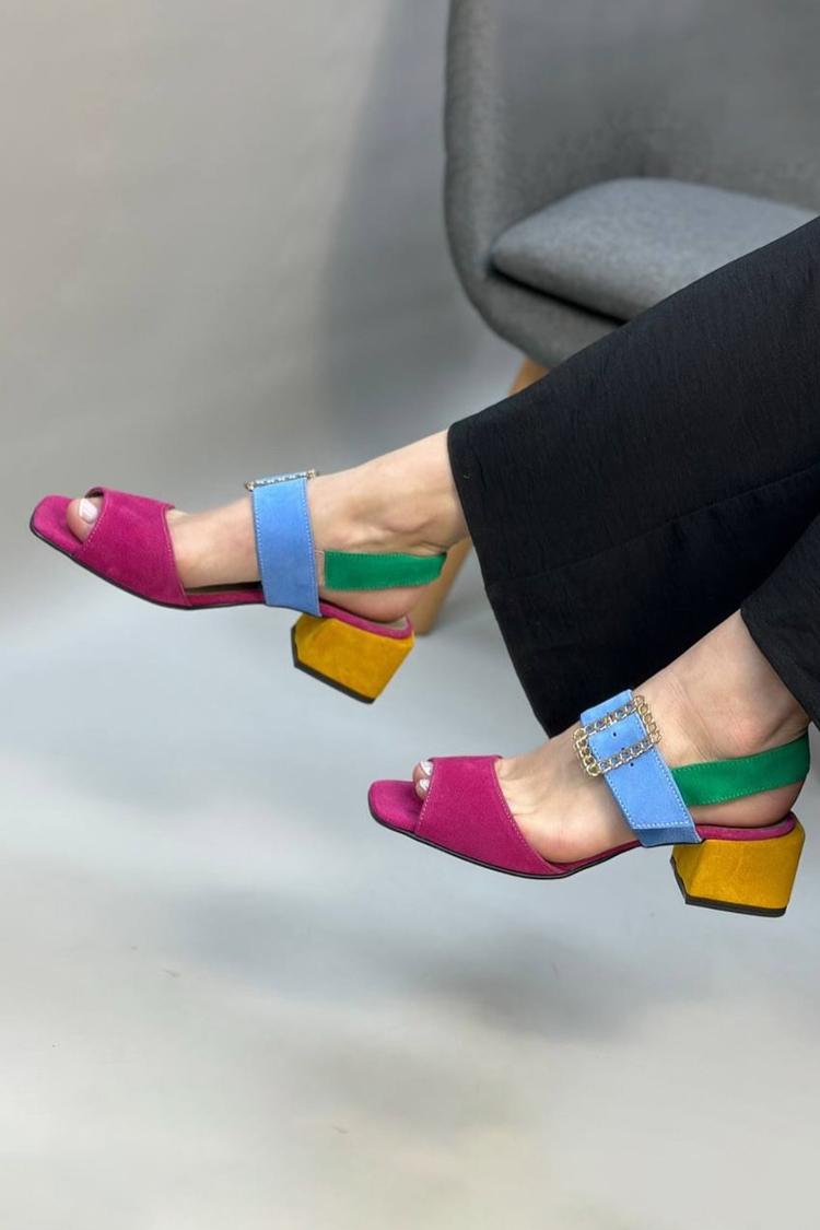 Talons larges Multicolore et Fuchsia à bout carré avec bride et boucle sur le cou-de-pied