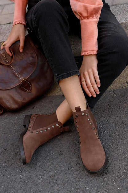 Lucille | Bottines Marron Cloutées en Suédine Bout Rond