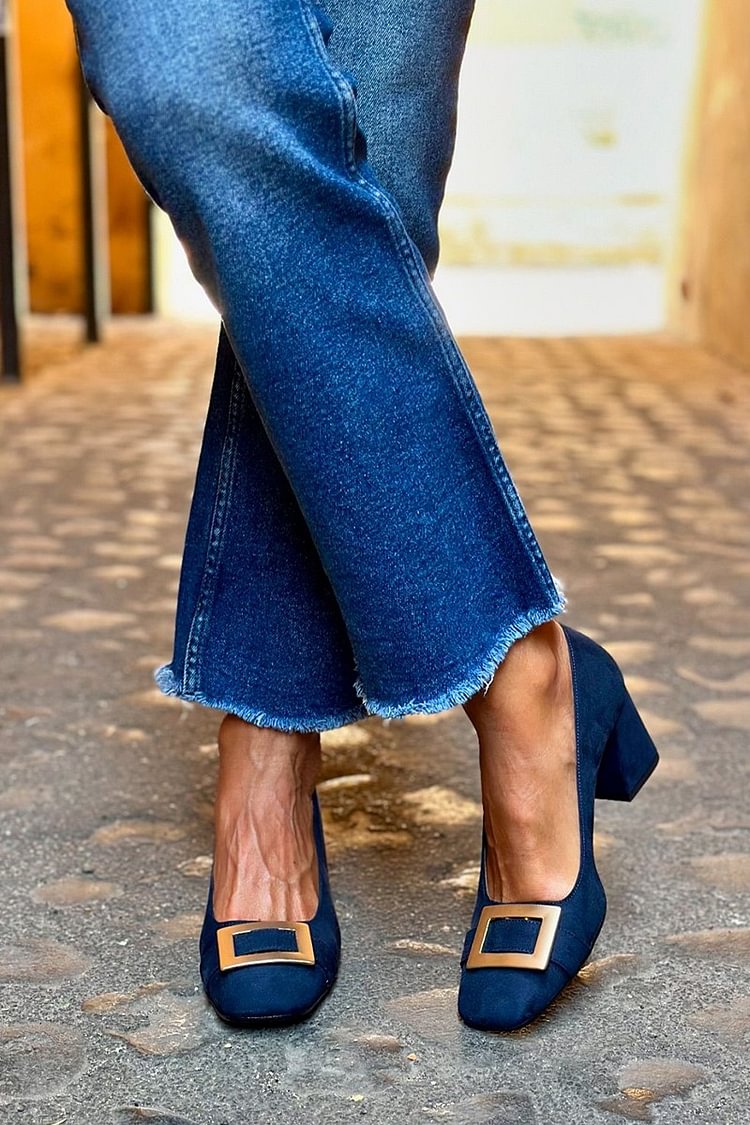 talons larges bleu marine à bout carré avec ornements métalliques patchwork.