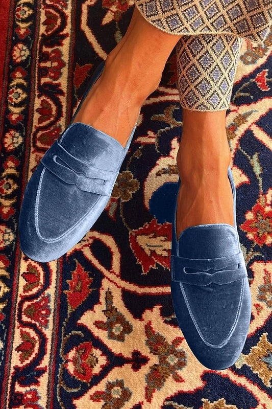 mocassins bleus en velours patchwork à surpiqûres et semelle plate.
