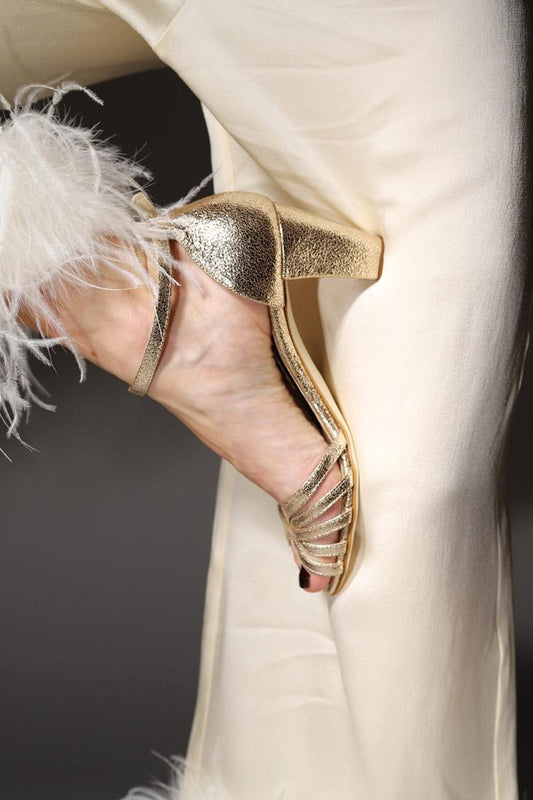 Talons larges peep toe métallisés brillants Or avec bride cheville et boucle
