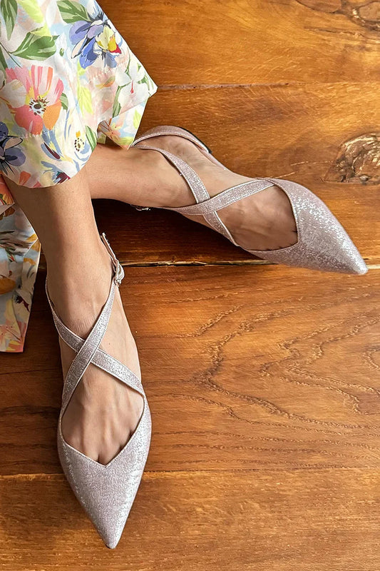 Ballerines Argentées Pailletées à Bout Pointu et Bride Croisée à la Cheville avec Boucle.