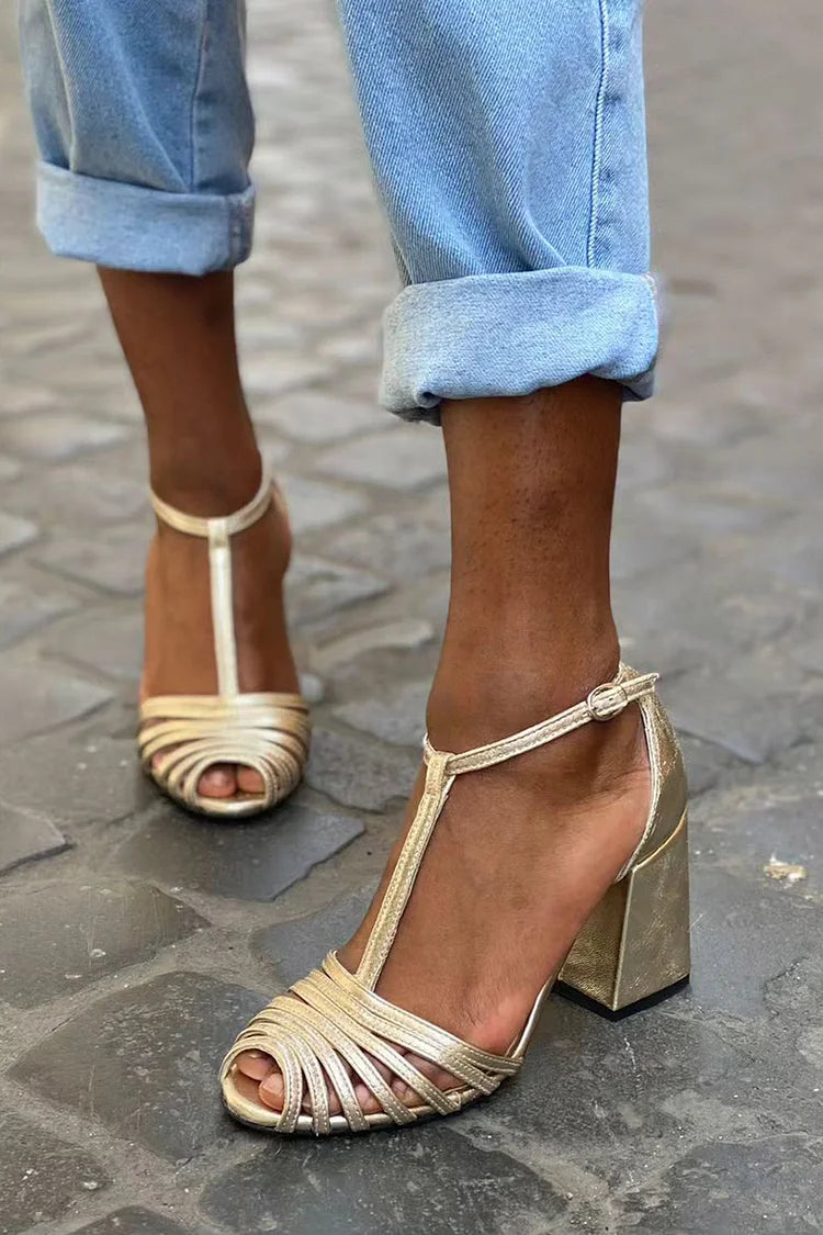 Talons larges peep toe à boucle, bride en T et brides