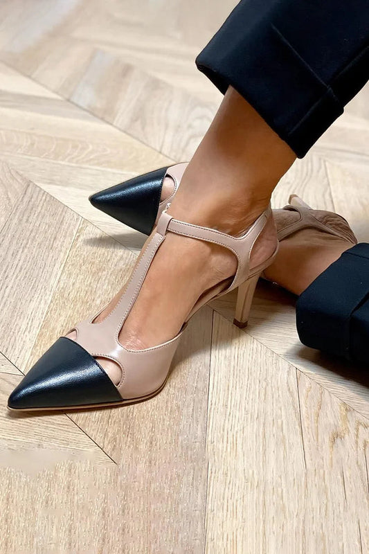 talons stiletto beige à bout effilé, bride en T et découpes color block.
