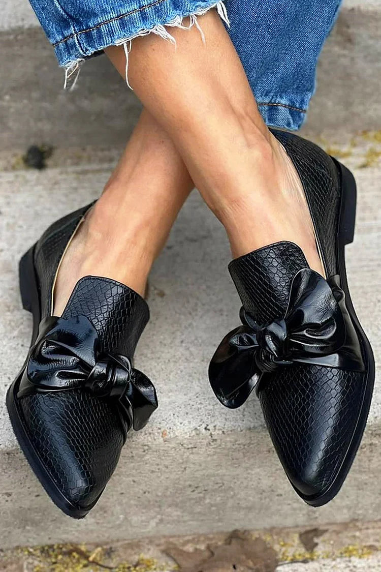 Mocassins Noirs Imprimé Python à Nœud et Bout Pointu.