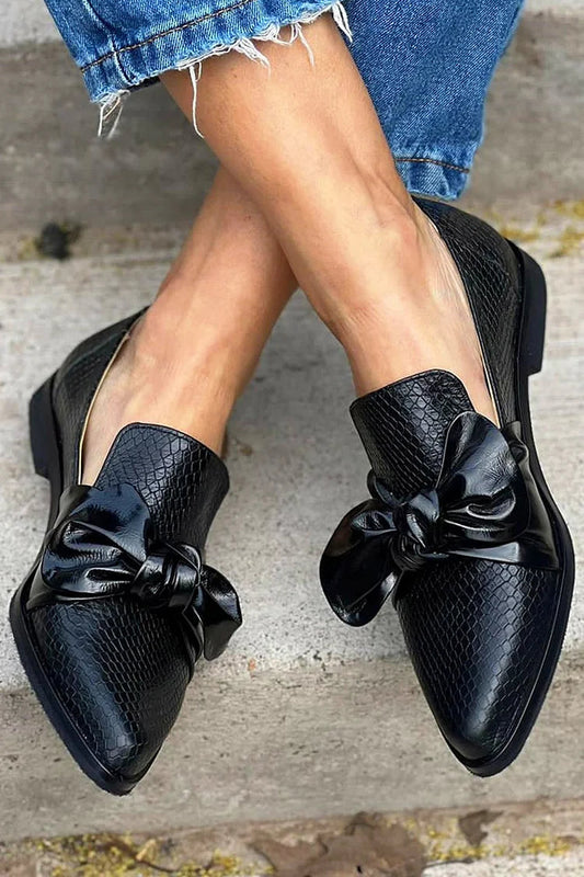 Mocassins Noirs Imprimé Python à Nœud et Bout Pointu.