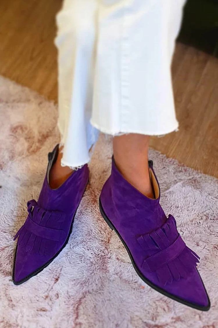 bottines plates en suédine violette à zip, pompons et bout effilé.