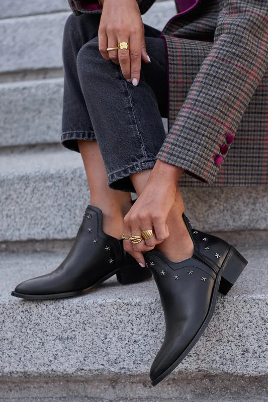 Alix | Bottines Noires Pointues à Étoiles Métalliques