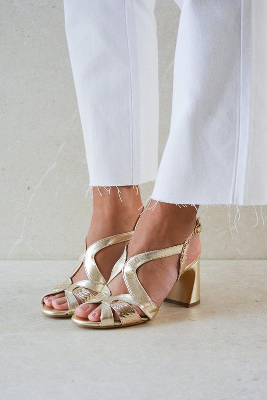 Talons larges peep toe brillants à découpes au design asymétrique