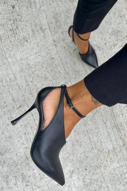talons stiletto noirs à bride cheville, boucle, découpes et bout effilé.