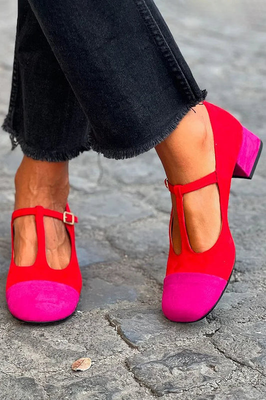 talons larges rouges à bout rond, bride en T, boucle et patchwork.