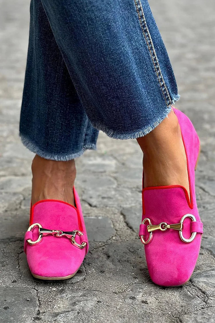 mocassins à bout carré et boucle métallique.