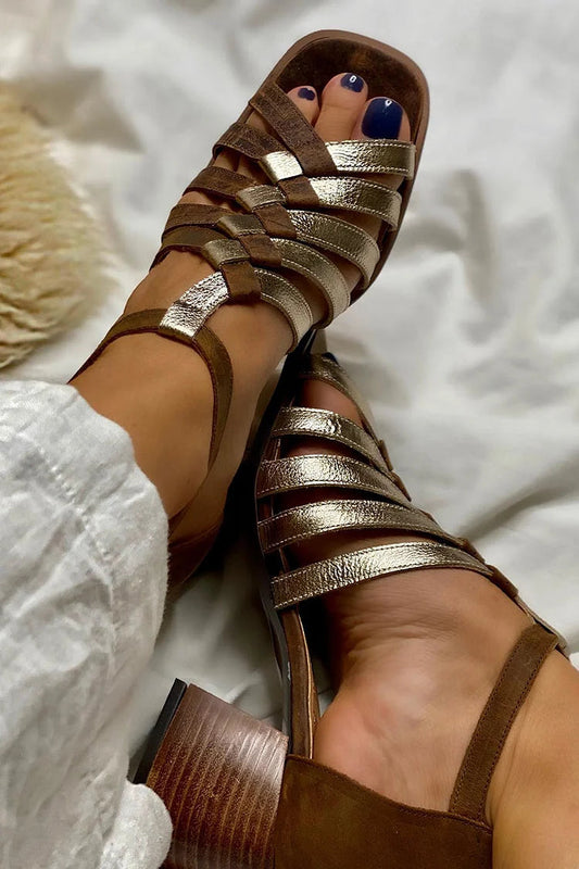 Sandales Asymétriques Marron à Brides Tressées et Talon Épais Ajouré.