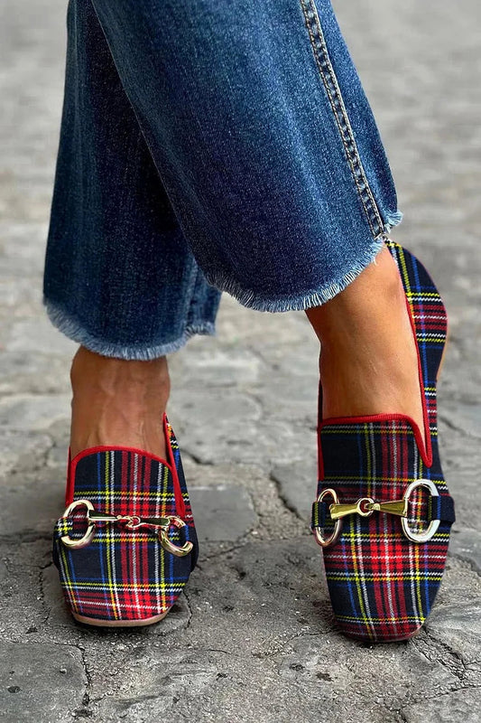 mocassins rouges à bout carré, boucle métallique et motif à carreaux.