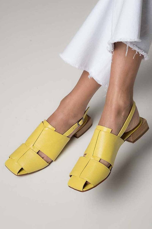Talons bas slingback chic Jaune unis à bout carré